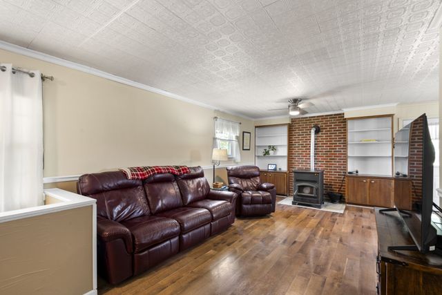968 Old Nashville Hwy, Mc Ewen, TN 37101