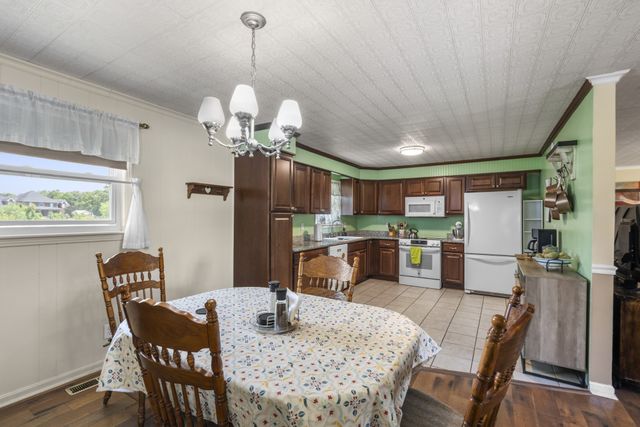 968 Old Nashville Hwy, Mc Ewen, TN 37101