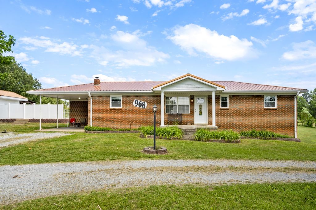 968 Old Nashville Hwy, Mc Ewen, TN 37101
