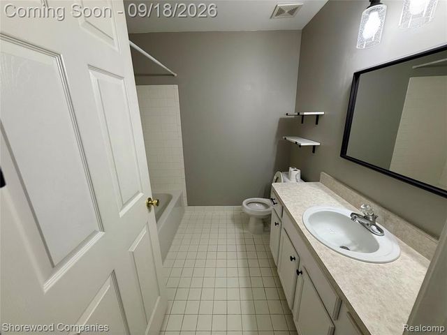 16390 Chatham Drive 150, Macomb, MI 48044