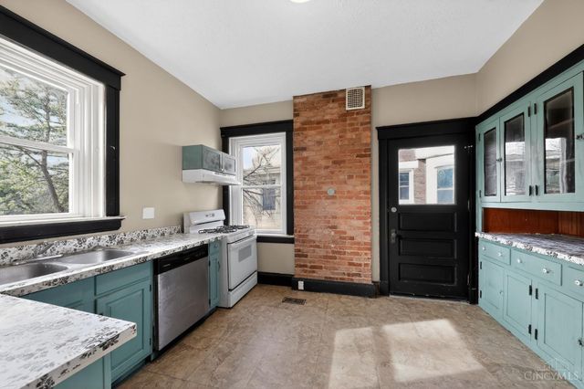 2525 Homestead Place, Cincinnati, OH 45211