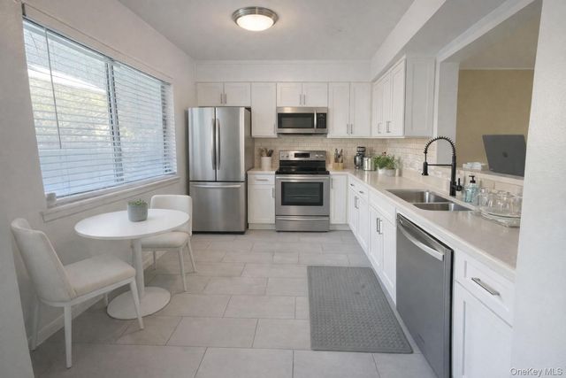 1006 Chelsea Cove S, Hopewell Junction, NY 12533