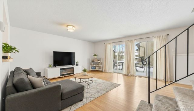 1006 Chelsea Cove S, Hopewell Junction, NY 12533