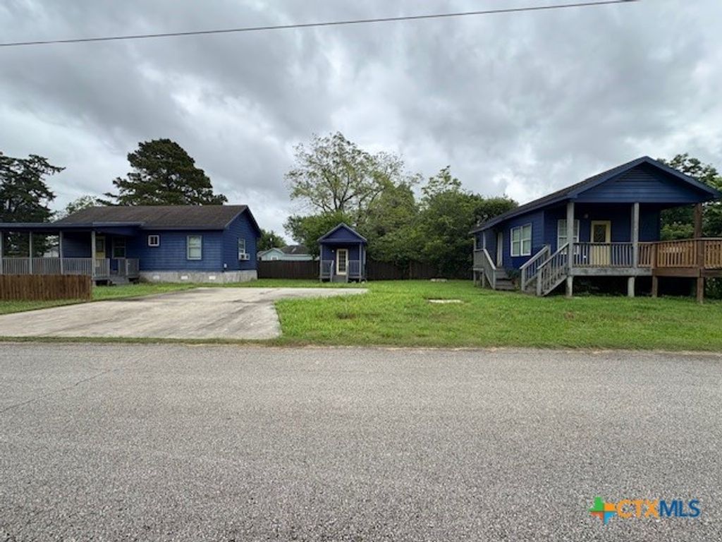Image 1 of property listing at 1017 W Nueces Street, Victoria, TX 77901