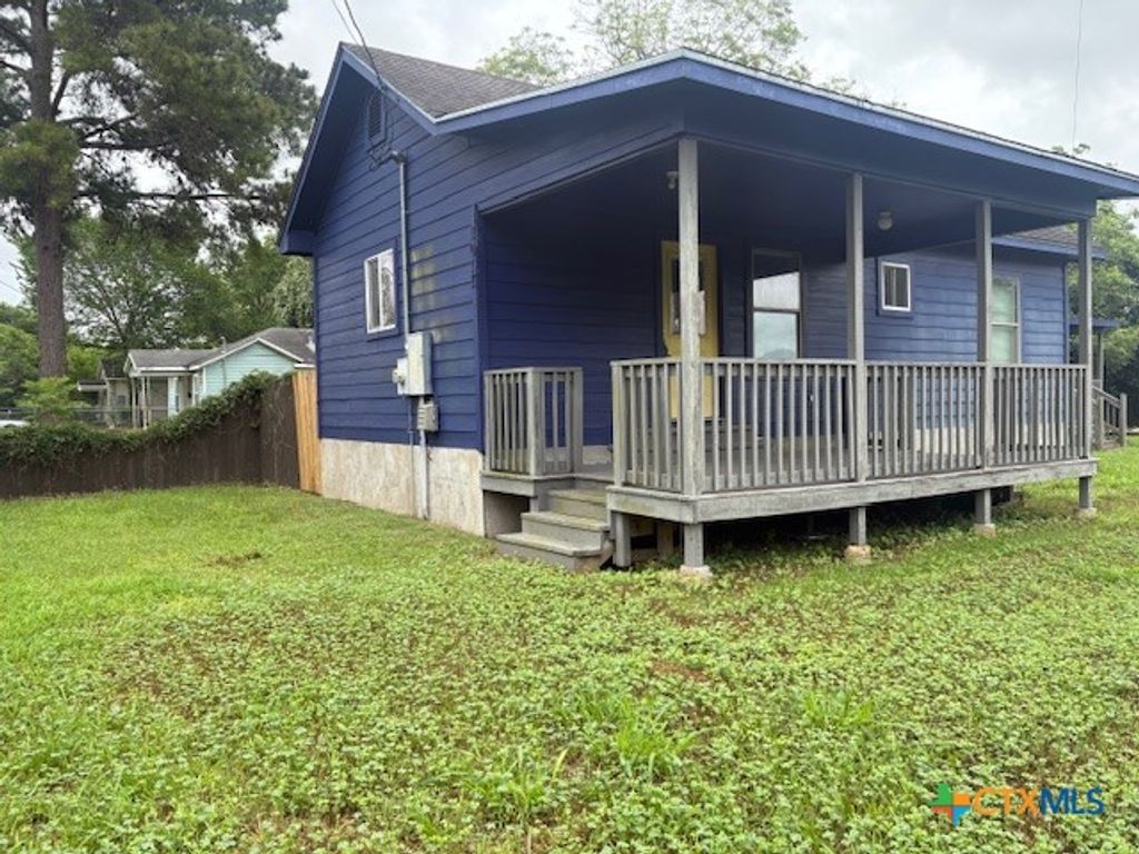 Image 11 of property listing at 1017 W Nueces Street, Victoria, TX 77901