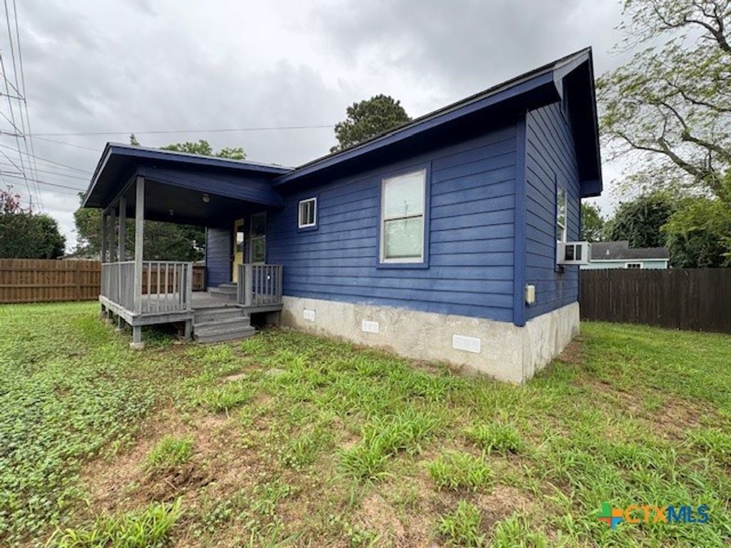 Image 13 of property listing at 1017 W Nueces Street, Victoria, TX 77901