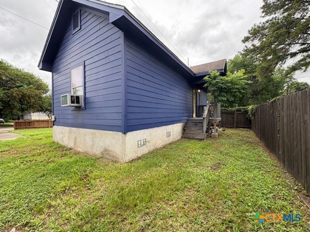Image 14 of property listing at 1017 W Nueces Street, Victoria, TX 77901