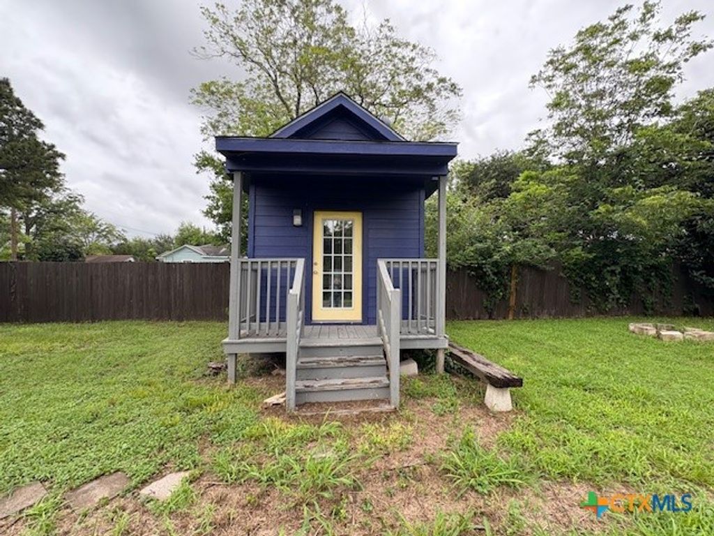 Image 15 of property listing at 1017 W Nueces Street, Victoria, TX 77901