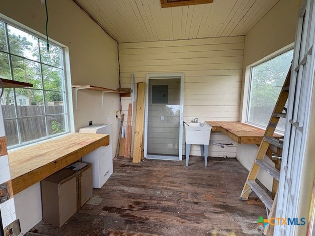Image 16 of property listing at 1017 W Nueces Street, Victoria, TX 77901