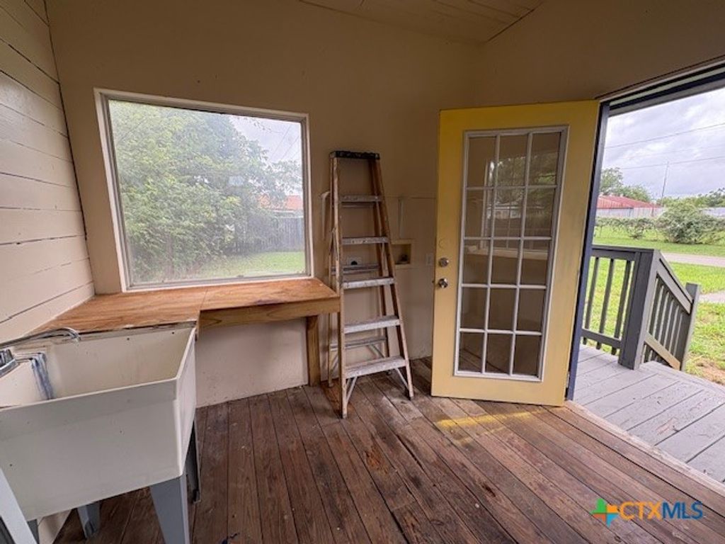 Image 17 of property listing at 1017 W Nueces Street, Victoria, TX 77901