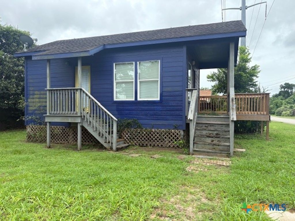 Image 19 of property listing at 1017 W Nueces Street, Victoria, TX 77901