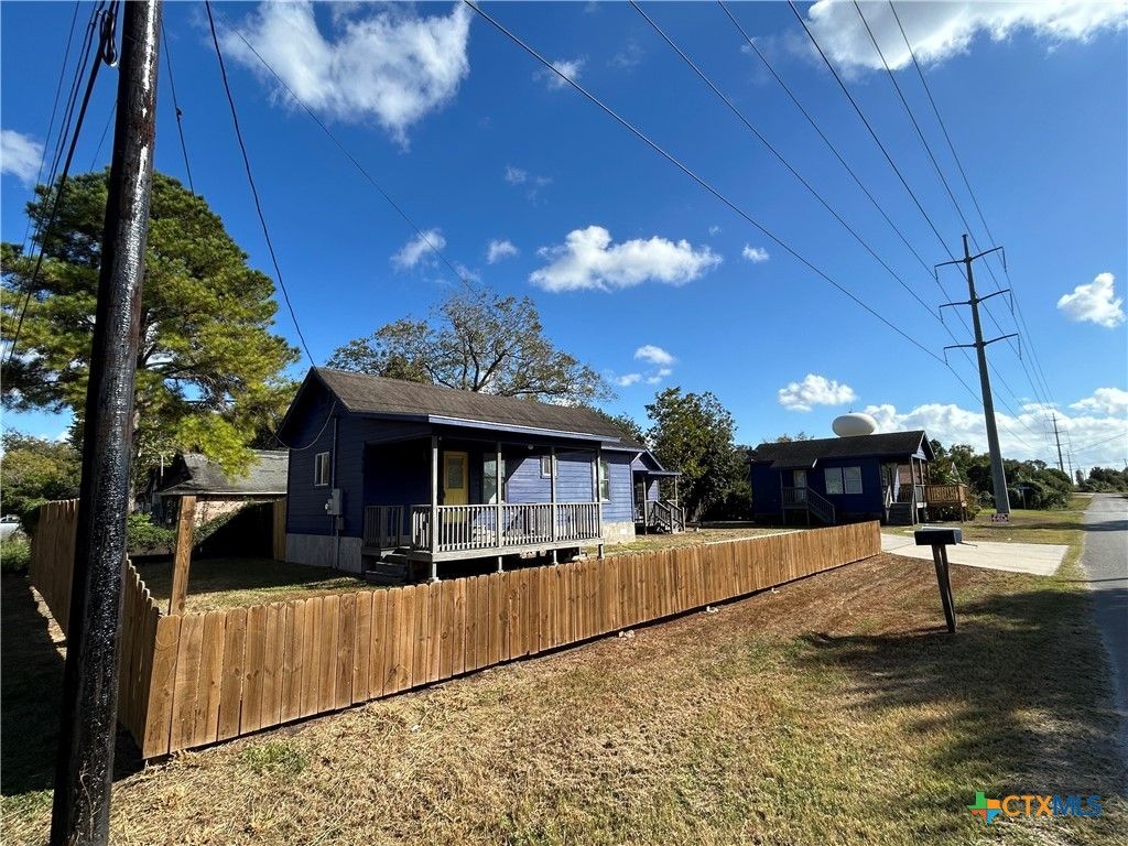 Image 2 of property listing at 1017 W Nueces Street, Victoria, TX 77901