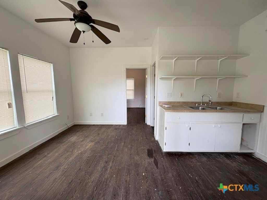 Image 20 of property listing at 1017 W Nueces Street, Victoria, TX 77901