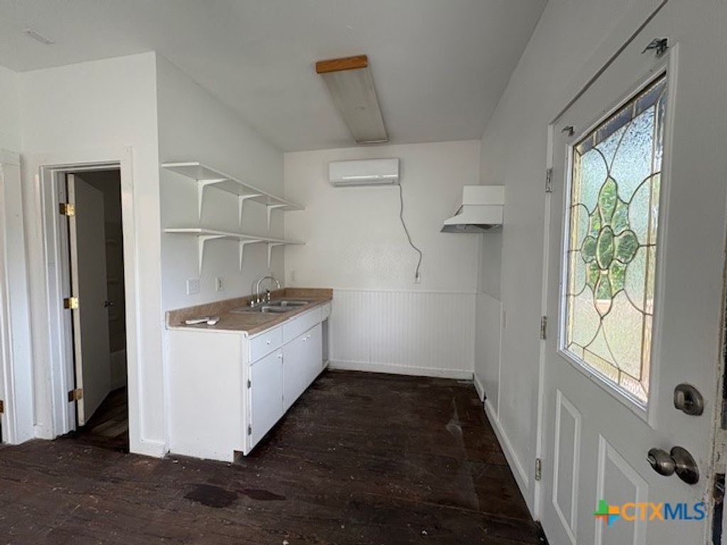 Image 21 of property listing at 1017 W Nueces Street, Victoria, TX 77901