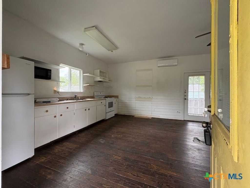 Image 3 of property listing at 1017 W Nueces Street, Victoria, TX 77901