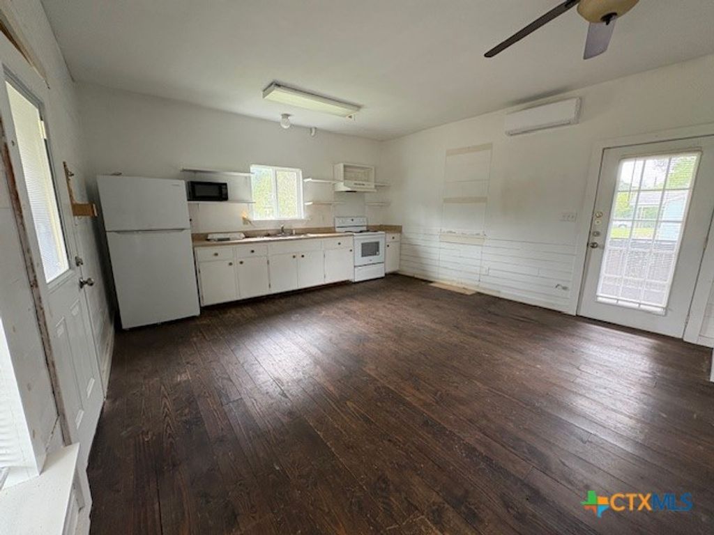 Image 4 of property listing at 1017 W Nueces Street, Victoria, TX 77901