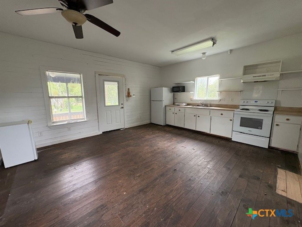 Image 6 of property listing at 1017 W Nueces Street, Victoria, TX 77901