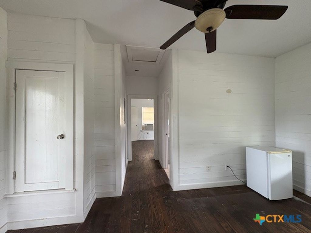 Image 7 of property listing at 1017 W Nueces Street, Victoria, TX 77901