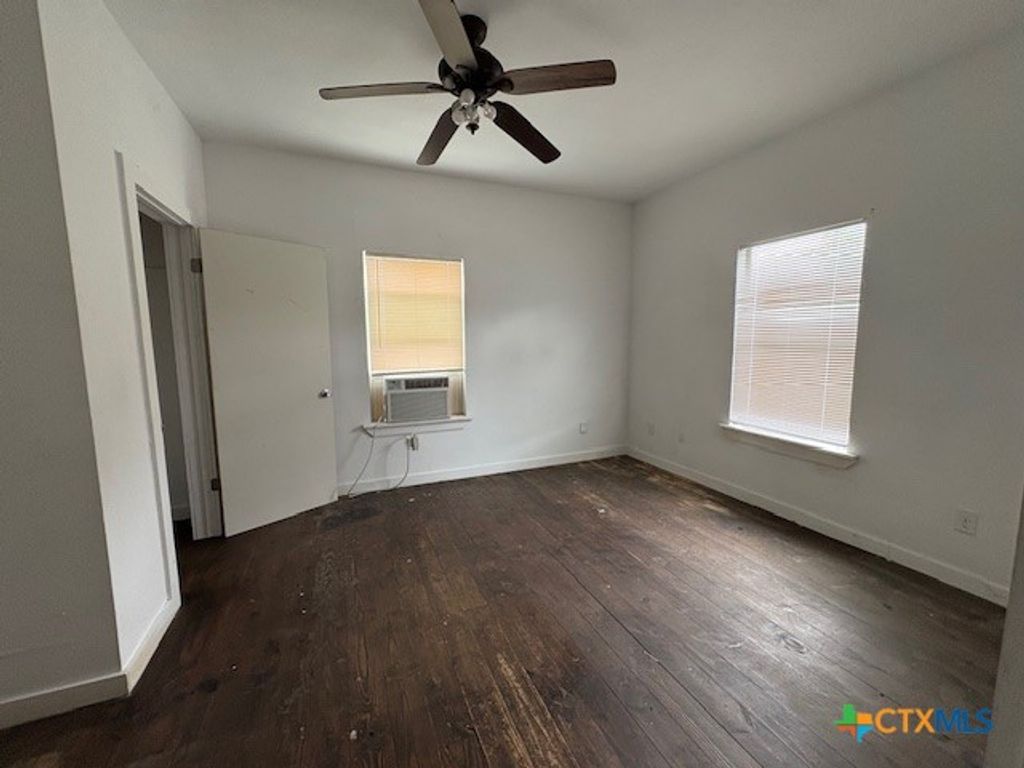 Image 9 of property listing at 1017 W Nueces Street, Victoria, TX 77901