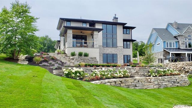 7020 Driftwood Drive, Fenton, MI 48430