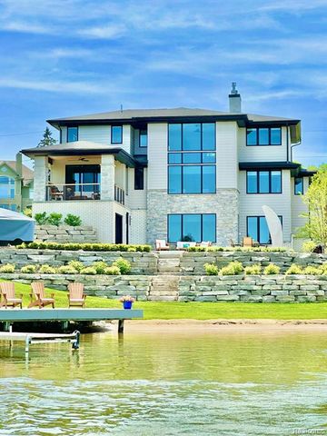 7020 Driftwood Drive, Fenton, MI 48430