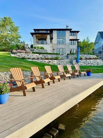 7020 Driftwood Drive, Fenton, MI 48430