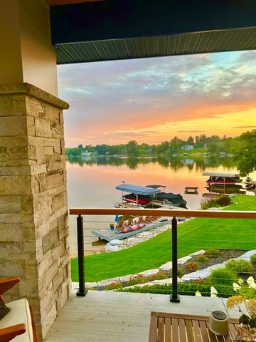 7020 Driftwood Drive, Fenton, MI 48430