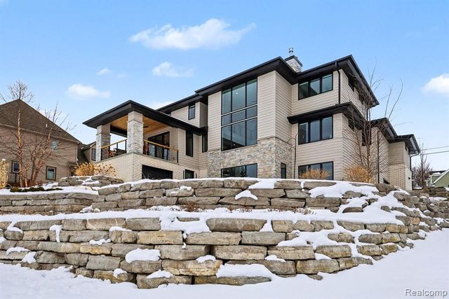 7020 Driftwood Drive, Fenton, MI 48430