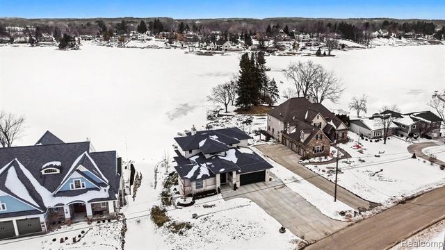 7020 Driftwood Drive, Fenton, MI 48430