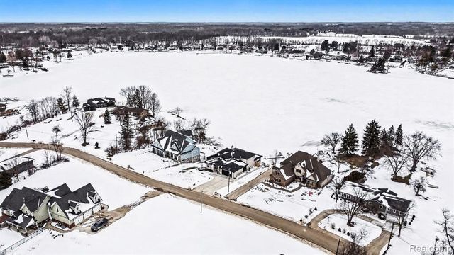 7020 Driftwood Drive, Fenton, MI 48430