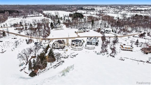 7020 Driftwood Drive, Fenton, MI 48430