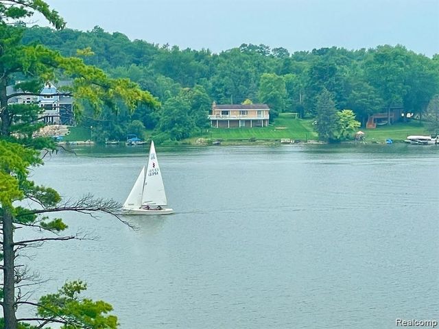 7020 Driftwood Drive, Fenton, MI 48430