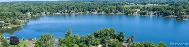 7020 Driftwood Drive, Fenton, MI 48430