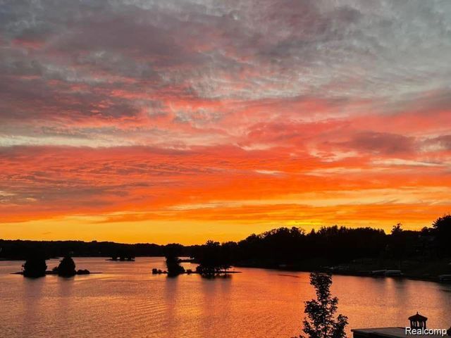 7020 Driftwood Drive, Fenton, MI 48430