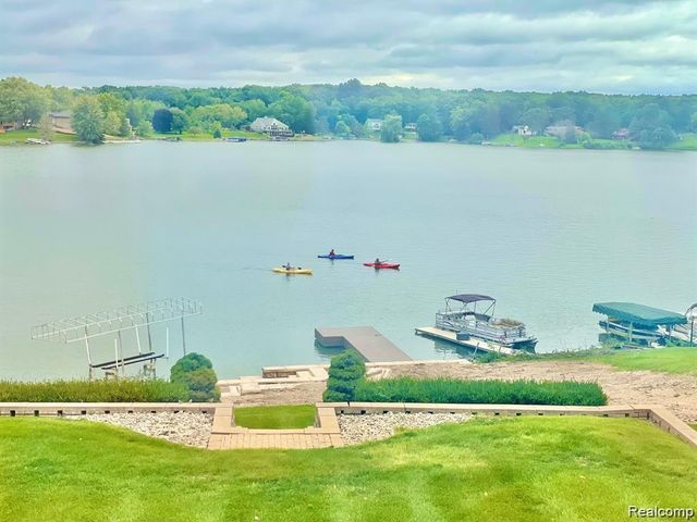 7020 Driftwood Drive, Fenton, MI 48430