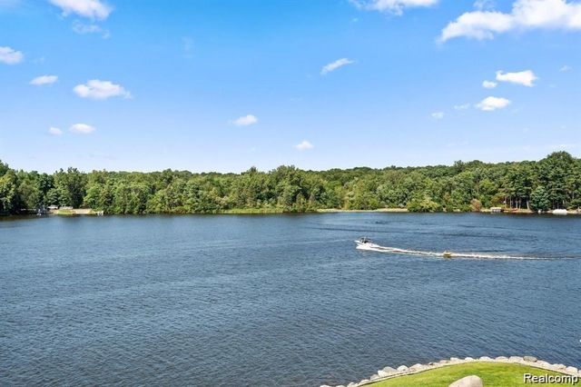 7020 Driftwood Drive, Fenton, MI 48430