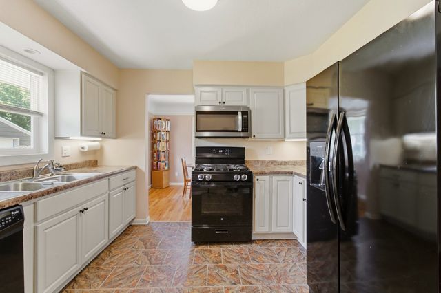 4032 Manor Lane, Des Moines, IA 50310