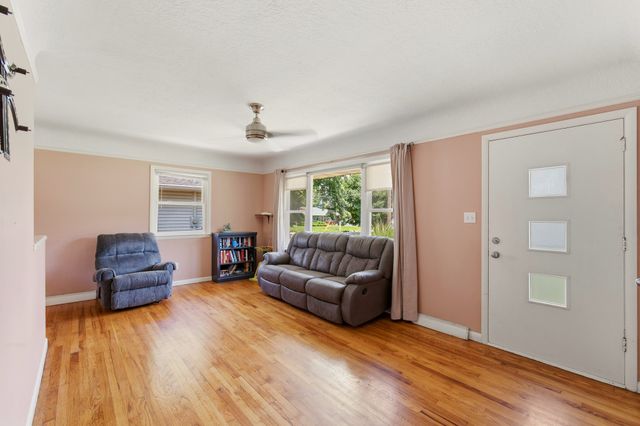 4032 Manor Lane, Des Moines, IA 50310