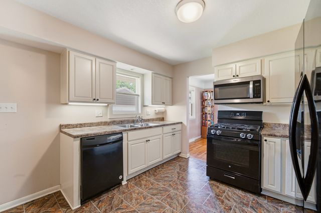 4032 Manor Lane, Des Moines, IA 50310