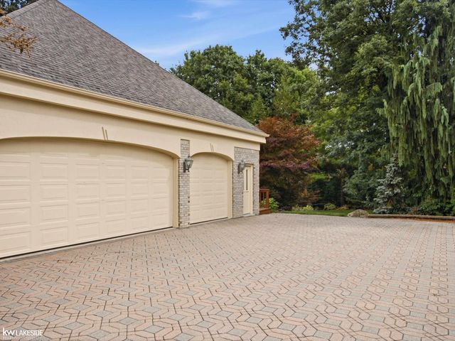 8804 Tournament Drive, Washington Twp, MI 48094