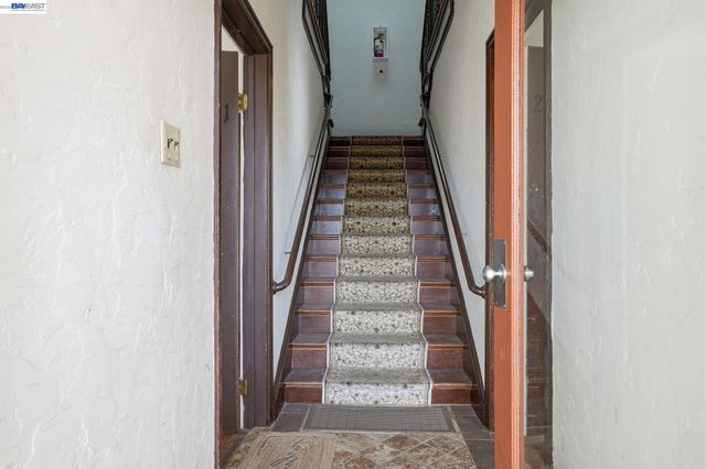 1424 Hampel St, Oakland, CA 94602