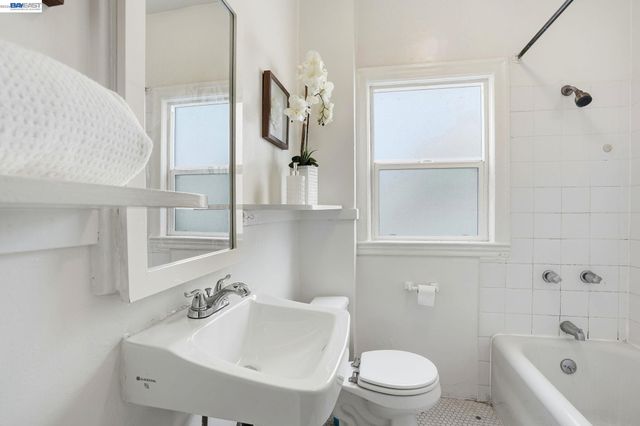 1424 Hampel St, Oakland, CA 94602