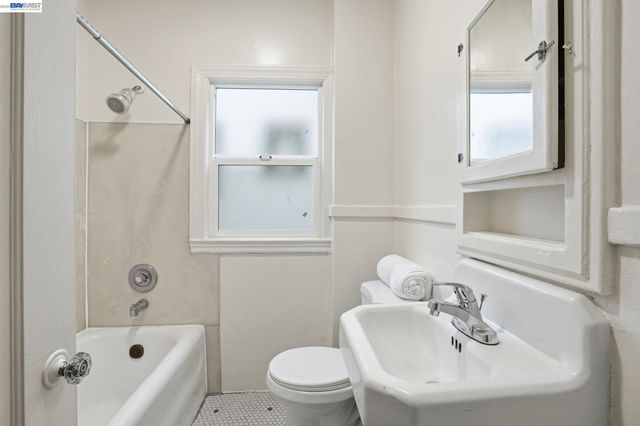 1424 Hampel St, Oakland, CA 94602