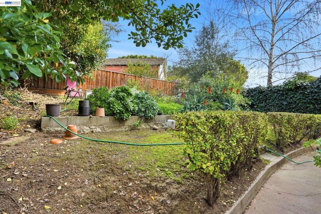 1424 Hampel St, Oakland, CA 94602