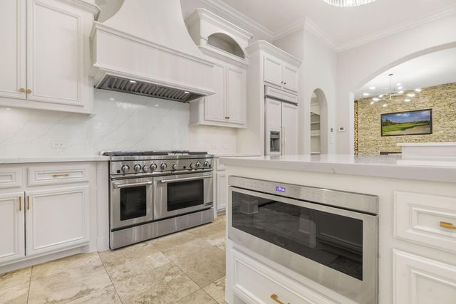 98 W Ambassador Bend, The Woodlands, TX 77382