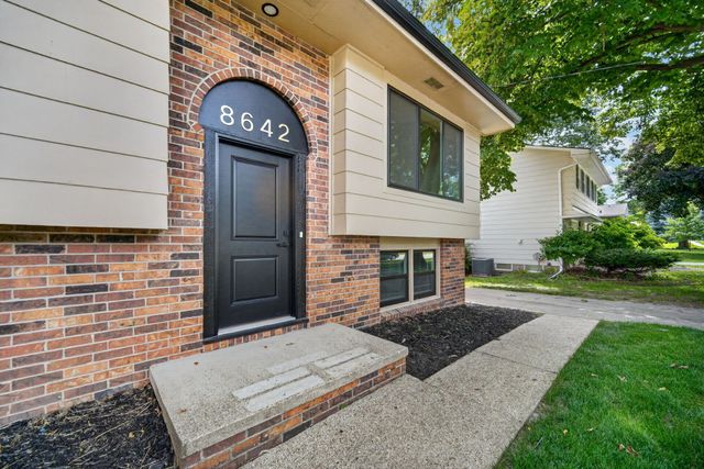 8642 Sunny Hill Drive, Clive, IA 50325