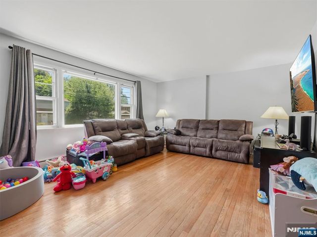 33 Prospect Street, Paramus, NJ 07652