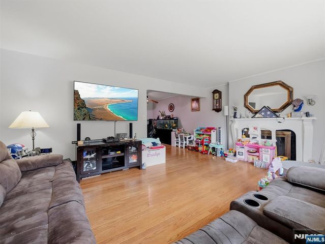 33 Prospect Street, Paramus, NJ 07652