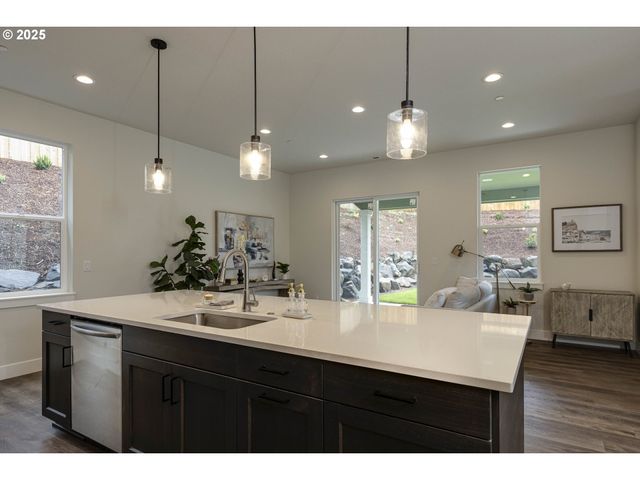 1008 E RORK Ct, Newberg, OR 97132