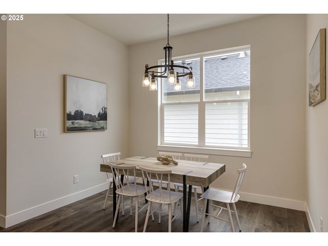 1008 E RORK Ct, Newberg, OR 97132